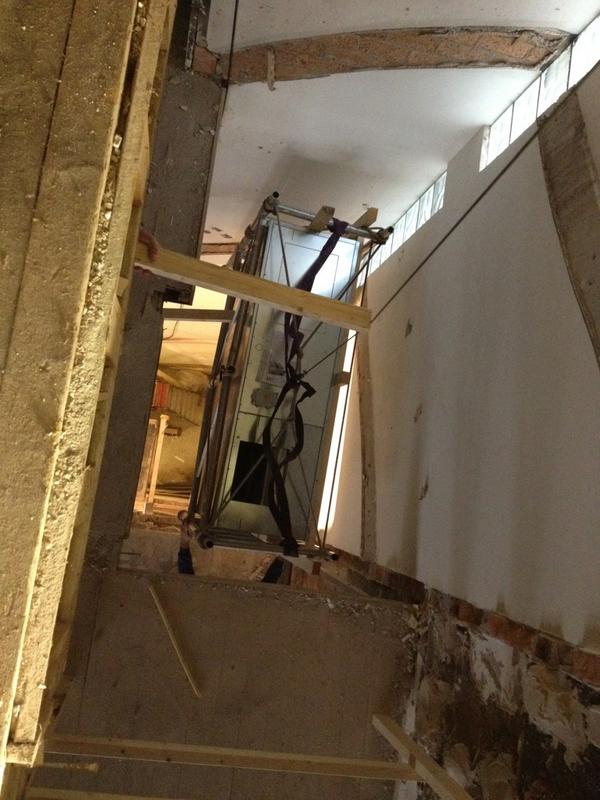 Waterman3261's tweet photo. Watermannen aan het werk in de Leidsestraat Amsterdam. WTW unit 4 etages omhoog in een voormalig trappenhuis:-) http://t.co/mysiyaZR