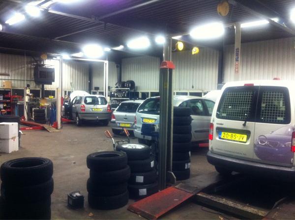 HaroldArendsen's tweet photo. Zorg dat u auto klaar is voor de winter. Wij zijn nog volop bezig. Winterbanden nu bij Autobedrijf @HaroldArendsen. http://t.co/rrspavYK