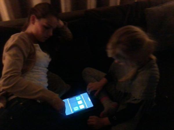 Zo doen we tegenwoordig een spelletje #tweezusjesgezelligbezig #naomiversusestelle