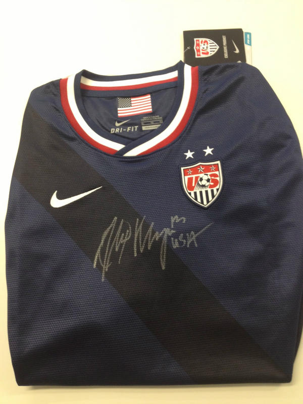 alexmorgan13's tweet photo. Thanks to the million+ of u for following! Here's the jersey I'll send to a fan who RTs in the next hour #1M http://t.co/2xf43rF3