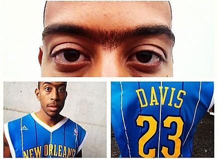 jakarta_thunder's tweet photo. Parah haha RT "@BasketballPics: Ludicras dressed up as Anthony Davis for Halloween! http://t.co/Nochmn8a"