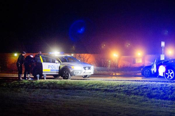 Tobyphotography's tweet photo. Avslutar dagen med lite klassisk tjuv å polis-jakt. Här grips en rånare. http://t.co/hQ70ovKi