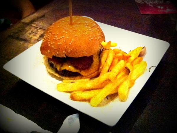 Hambúrgueres diferenciados, com ingredientes especialmente selecionados e sabor inigualável, só na Gelateria Damazônia