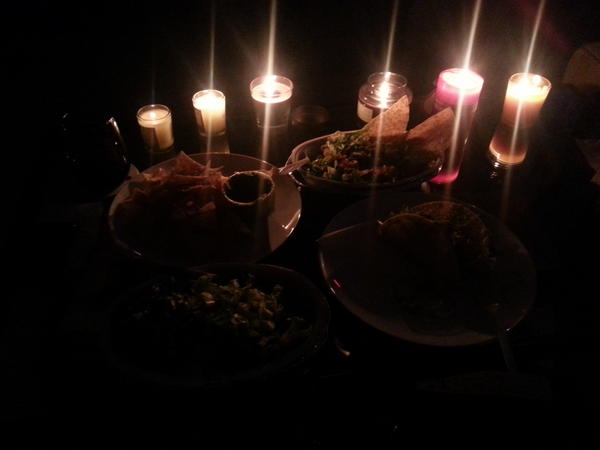 JaneHSung's tweet image. Even Chipotle looks romantic by candlelight. #postsandy #blackout
