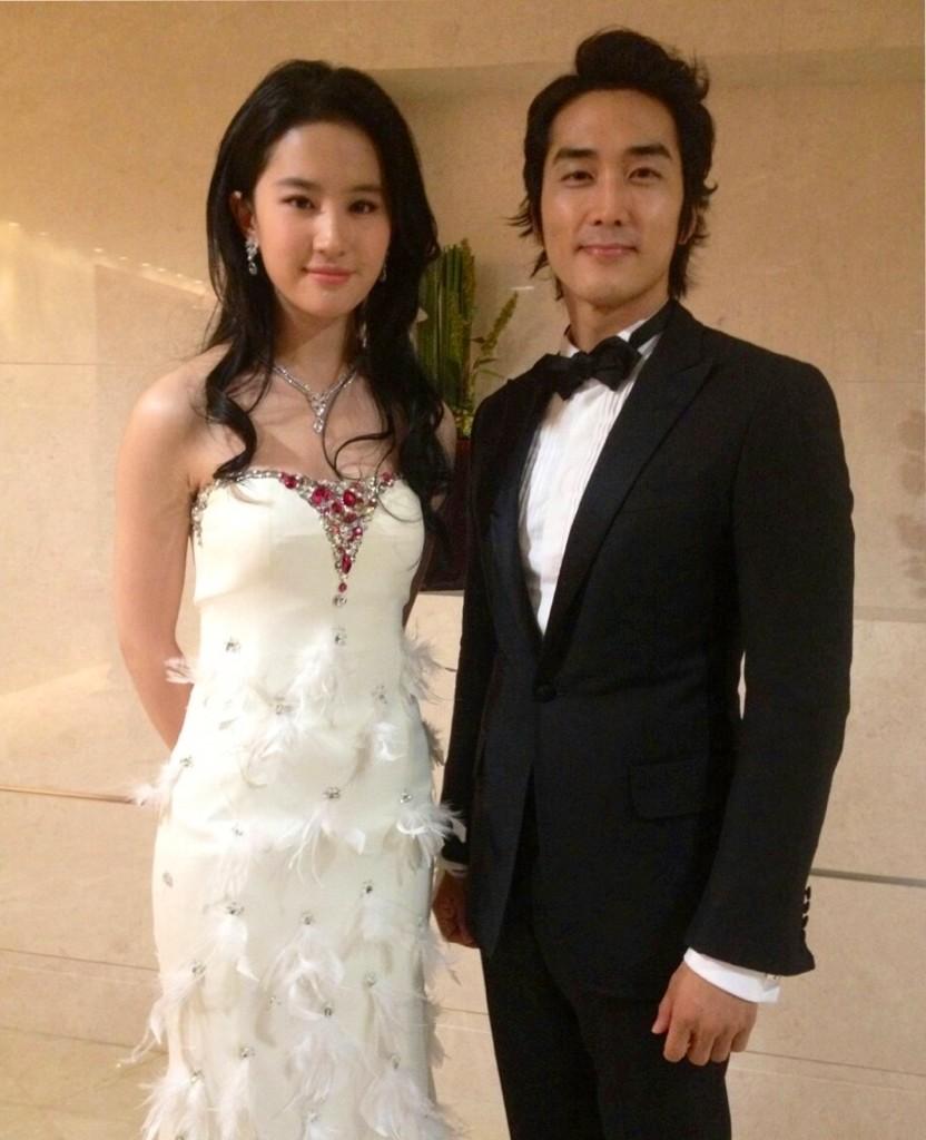 Hasil gambar untuk song seung heon liu yi fei 2012 cosmo shanghai.