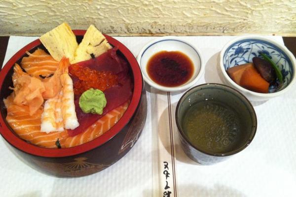 톡소플라스모 땜에 날것은 먹으면 안되고 여러음식 제한이 있지만 둘째의 운명인가. 스시도 마구마구 고기도 아포앙으로 익지도 않았는데 다 먹는다 미안해ㅠㅠ 그러나 너무나 애정하는 일본가정식 #Salle_pleyel