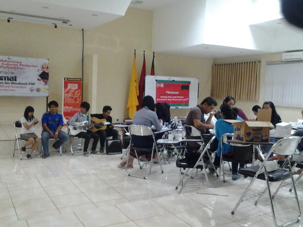 Makan bersama + performance dari Jazz FTIP.