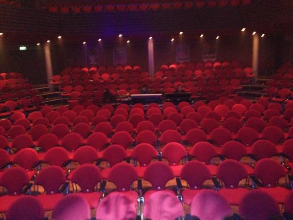 nazibal's tweet photo. "@fransbauer_: Beverwijk ik ben er !! http://t.co/cDnI1cOR" goh frans wat een fame zeg
