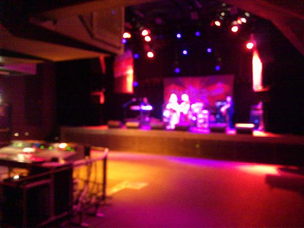 BlueSundayLive's tweet image. Straks optreden @MetropoolHgl voor de @clashcoverbands. Halve finale regio oost