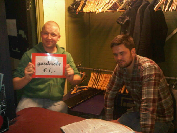 Desert Dead Cops, van alle markten thuis! Als ze geen muziek maken, hangen ze jassen op in JV Blanko!