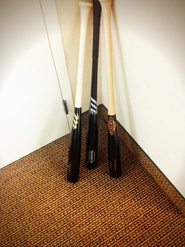 Picks_and_Dips's tweet photo. Giving away brand new wood bat. Must follow and RT this. You can pick which one all 33 inch http://t.co/H36NYKMh