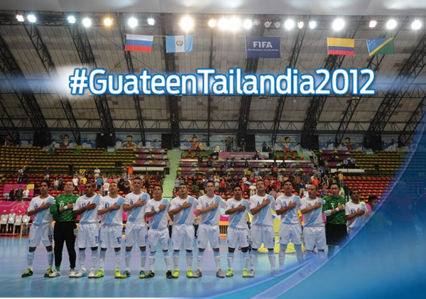 prensa_libre's tweet photo. Da RT a la foto si te sientes orgulloso de ver ondear tu bandera y de ver ganar a tu Selección. http://t.co/L3xJeOsG