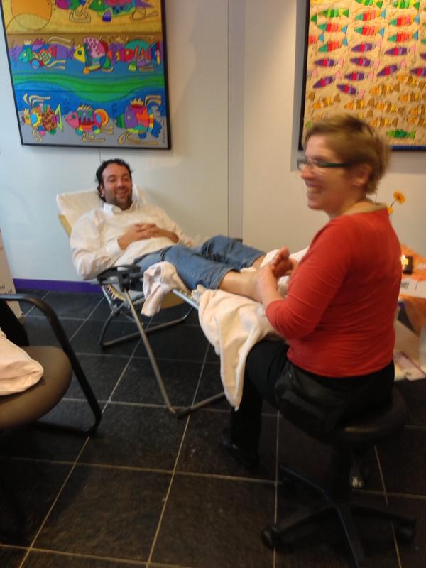 RoelofLinde's tweet image. De algemeen directeur van De Compaen krijgt een welverdiende voetmassage. @obd