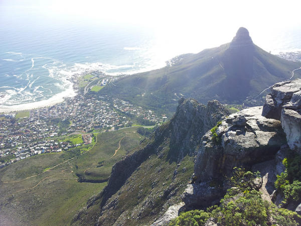 테이플 마운틴 위에서, 등산해서 올라간날. ㅋㅋ..ㅋㅋ.ㅋㅋ다신하고싶지않아. On the top of table mountain, lion's head is just visible, like it.