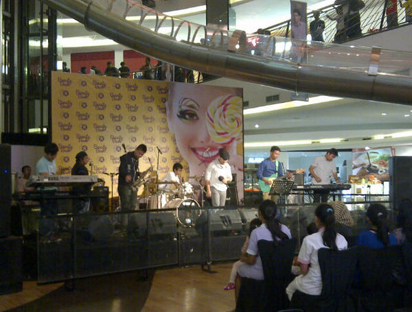 Tompi Holics tweet media