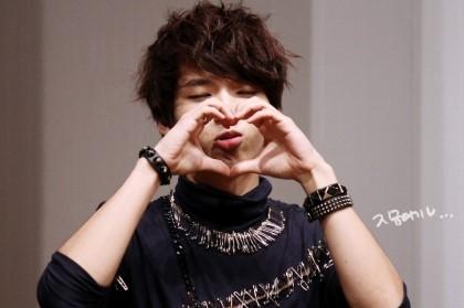 infinitewh_duk's tweet photo. 사진@ 이때다 싶으면 쌓았던 애교푸는 남자! 그런 매력있는 남자! http://t.co/XPzbfbU5