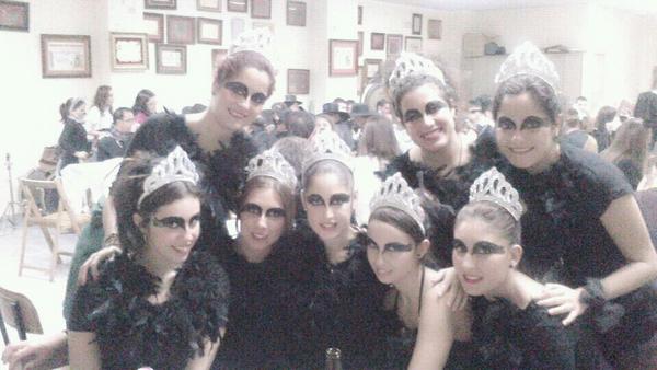 ElenaaSimon's tweet photo. disfraces brutales y primer premio de grupo xa las floweers! @noocontroles @palmipunk @Vane_Mtnez y resto de flors! http://t.co/ep00XXQT