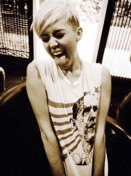 RavePad's tweet image. Miley Cyrus partying in her new music Video. Do you like Miley's new look?
bit.ly/UCjzbT