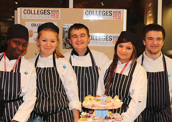 RuT_College's tweet photo. To mark @collegesweek and to raise money for @BBCCiN, students ran have-a-go cake decorating at Wednesday's Open Event http://t.co/zvIT9lmn
