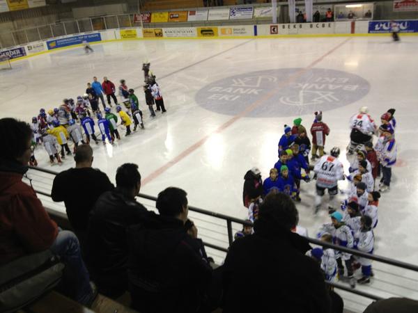 Samuel_Guenter's tweet image. Wenn der Nachwuchs die Spieler empfängt. Coole Sache
#Eishockey #SCUI