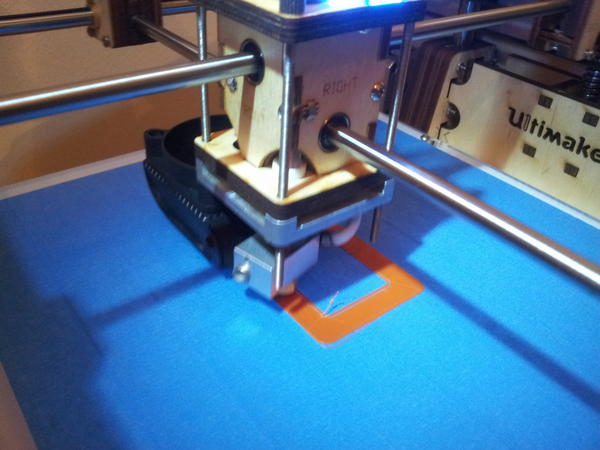 JanPieter's tweet image. Jeuj, mijn allereerste 3Dprint is bezig! Niet gedacht dat ik het apparaat aan de praat zou krijgen! #gepruts :)