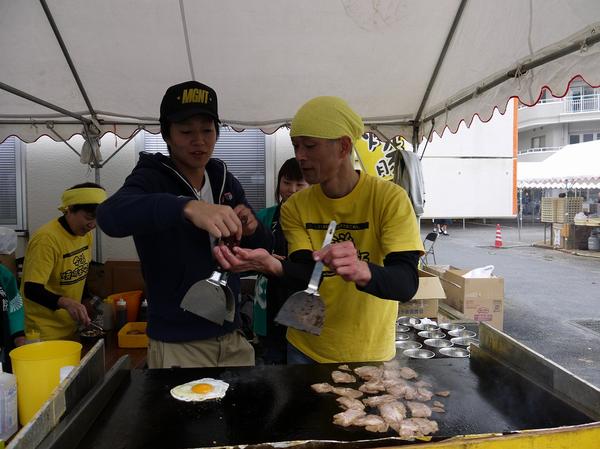 今後もどんどん更新していきますので是非ご高覧ください！
写真は、先週日曜日の愛美会まつりでのワンシーンです。
なんと、本家！今治焼豚玉子飯さんが来てくださいましたー☆
美味しかったです。大行列でした。
バリーさんは来てくれませんでした。