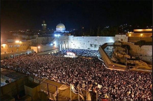 dnudman's tweet photo. El kotel en un shabat como el de hoy dia!! Fuerza israel, en estos momentos mas vivos que nunca!! Am israel jai http://t.co/eXkSUYKH
