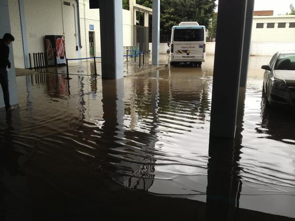 R_deVicente's tweet image. Imposible entrenar hoy, veremos a ver si mañana puede jugarse el partido contra el h. De almeria