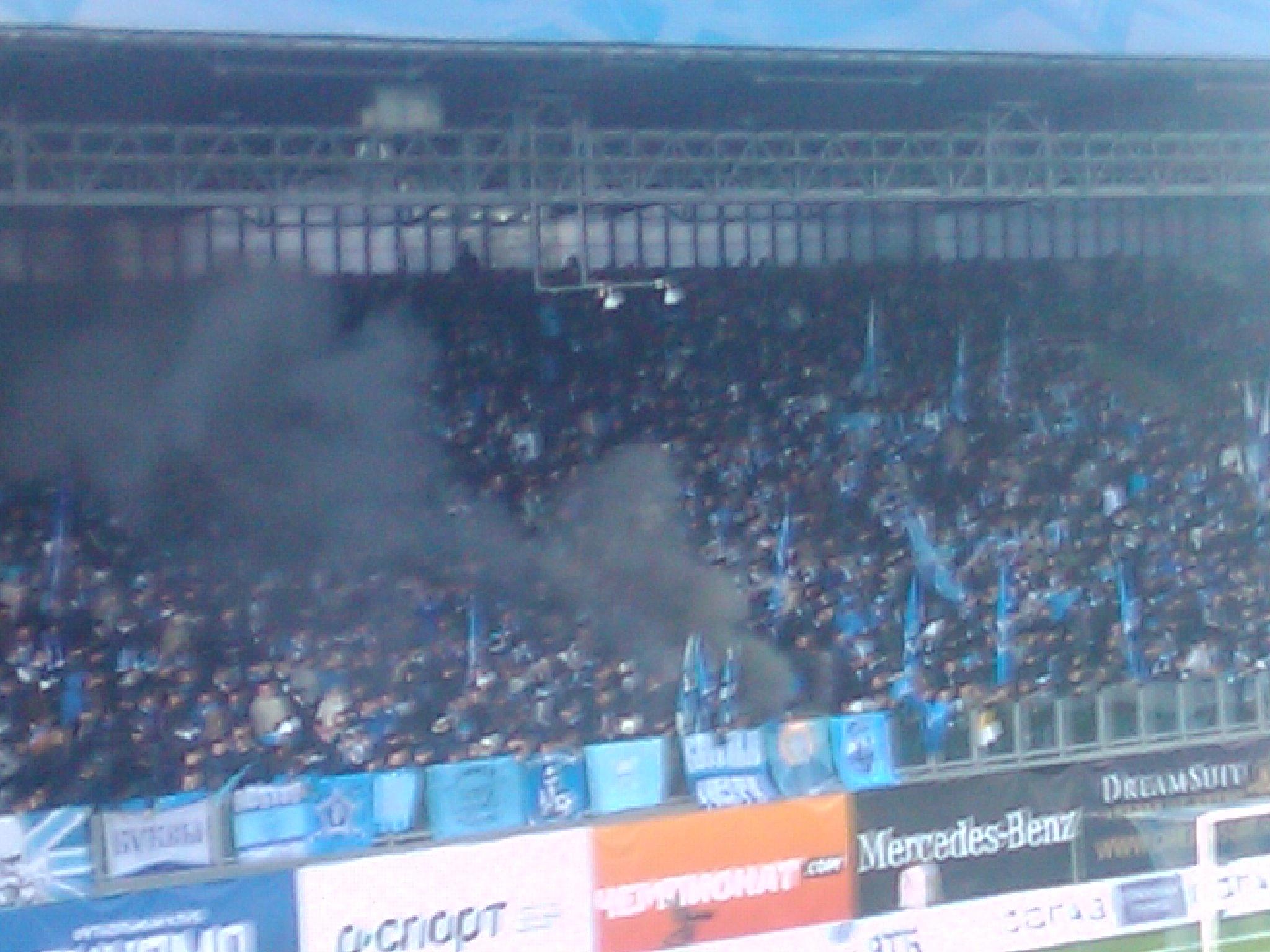 Матч "Динамо" - "Зенит" завершился еще до окончания первого тайма.  Петербургские фанаты, скорее всего, лишили команду минимум трех очков (фото, видео)