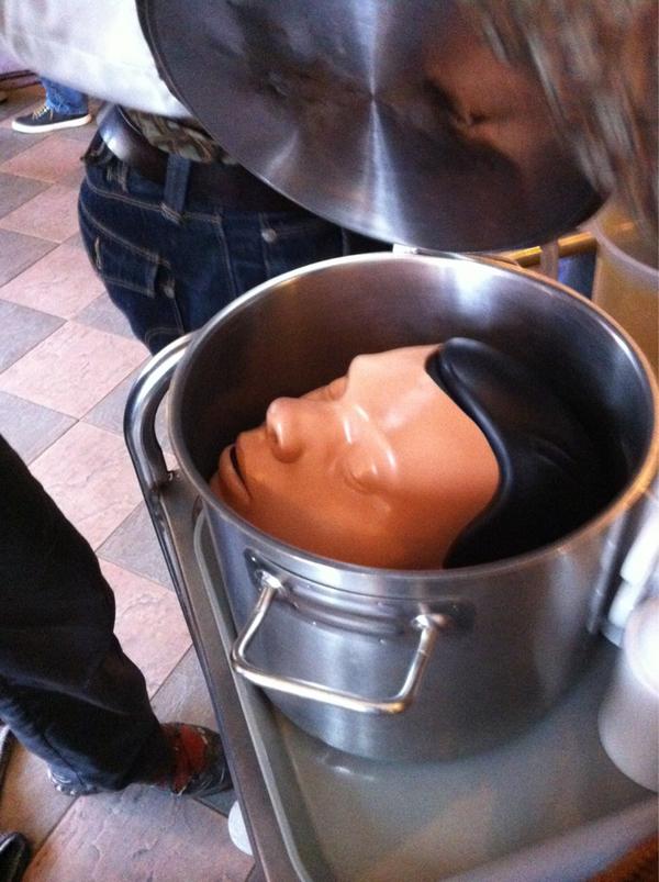 macitt's tweet photo. @JFvdVelde wat eten we vanavond #reanimatiecursus http://t.co/a1nXoNyi
