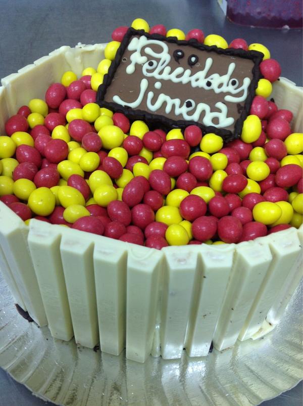 ConfiteriMerino's tweet photo. Hola!!! Hoy toca tarta kitkat de chocolate blanco , para Jimena que cumple su primer año. Espero os guste. 😃 http://t.co/zPLyi01t