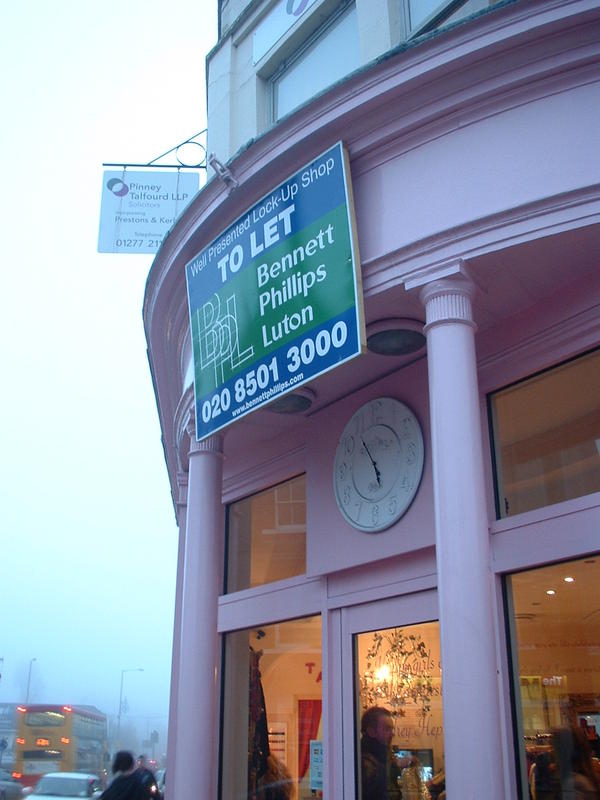 loveloughton's tweet photo. 3/3 :Just judge for yourselves. @Bonnie_clydex  The estate agents sign IS prominently displayed.  Cameras never lie. http://t.co/k3AXmA7A