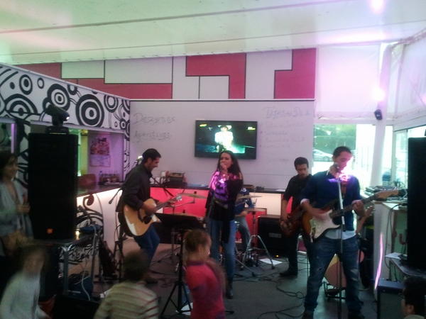 iPubArchena's tweet photo. transistores&amp;friends en acción http://t.co/6s03qtSz