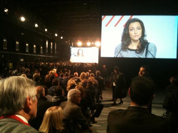 zdizoro's tweet photo. La @itinagli che stava con Veltroni 
perché ora non sta almeno con Renzi e invece sta qua? #v3rep http://t.co/PFLFLlbD