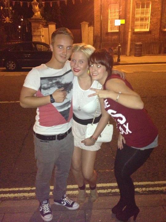 jaayt11's tweet image. Me @FfionMills1 n tash! #goodnite #randomnite @LorEvans18 great photographer! #photo #lollll