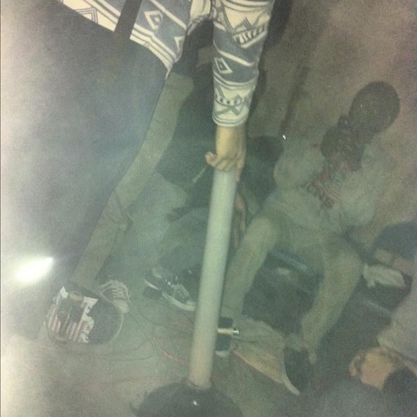 RomanticPotHead's tweet photo. 5 foot bong #TEAMSTAYHIGH http://t.co/pFHK8gsn