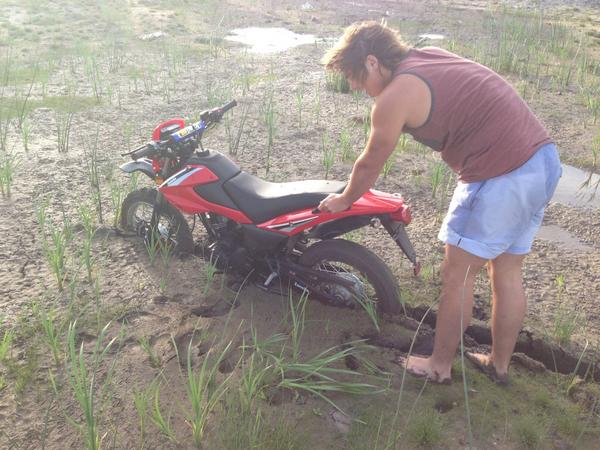 Santirepe's tweet photo. Se nos fue la moto literalmente http://t.co/QMRKEQyi