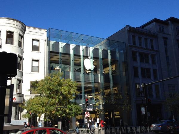 StanleyTran's tweet photo. Apple Store Boston http://t.co/FvMxMCH9