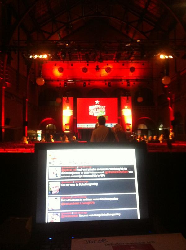 jacobminderaa's tweet photo. De Richard bransonzaal is open! We gaan beginnen! #challengerday http://t.co/xaUHtSeJ