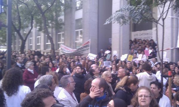 15MChamartin's tweet photo. Primeras fotos de la concentración en la Princesa via @juanramajete » http://t.co/k9DYXVpL || #NoAlCierredelaPrincesa