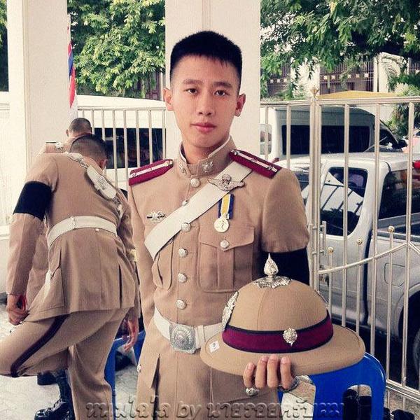 T_LEEP's tweet photo. หนุ่มกิด จากรั้ว นายร้อยตำรวจค่า ^_^ http://t.co/hn7XdfZF