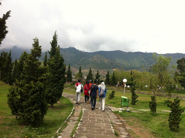 rereceh's tweet photo. Area komplek candi terlihat hijau dan asri membuat pengunjung nyaman berjalan-jalan #Dieng http://t.co/NtlyupI0
