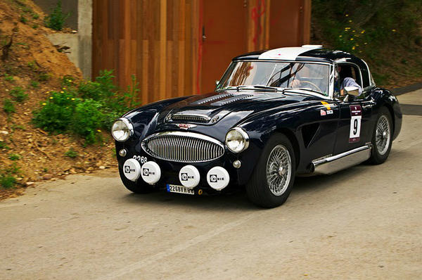 Siguen llegando bellezas para rodar en Montjuic. Ghislain Gaubert inscrito con este precioso Austin Healey.