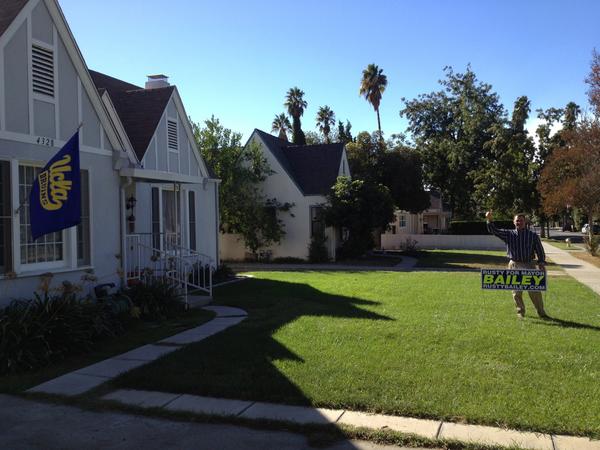 BaileyForMayor's tweet image. RT @uclapubaffairs: @BaileyForMayor hit the campaign trail in quest to b Riverside mayor &amp;amp; came across this @UCLA house