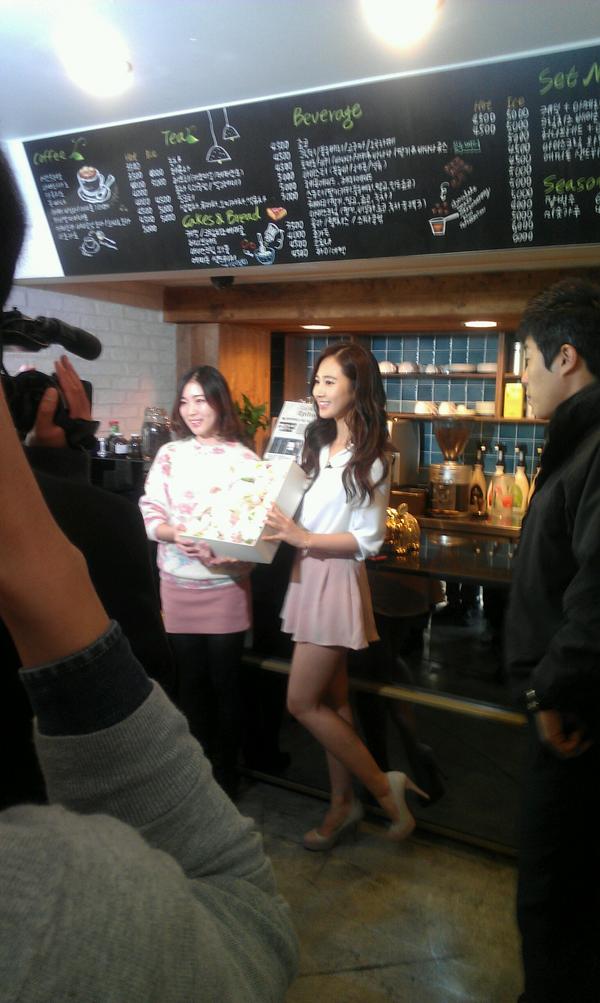 [PIC][07-11-2012]Yuri xuất hiện tại sự kiện "Mamonde Flower Delivery" vào chiều nay A7E8LpSCAAAlVE0