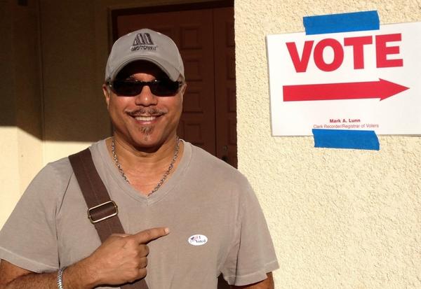 RoRochester's tweet image. Howard Hewett making a difference #Voting2012 Ohio we are counting on you #stayinline...#Forward2012