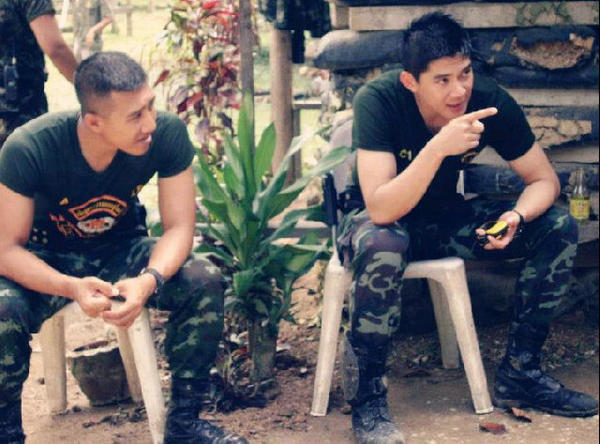T_LEEP's tweet photo. "พี่หมวดเอฟ"ของเรารูปนี้ก็ดูคล้ายๆ เคน ธีรเดช.. เหมือนกันเนอะ,,น่าร๊ากอ๊าา ><(ขวา) http://t.co/yX7lCL1j
