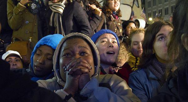 breakingnewsie's tweet photo. The world cheers Barack Obama’s re-election. http://t.co/qGj2PGVW #US2012 #USElection2012 http://t.co/oPASPIjR