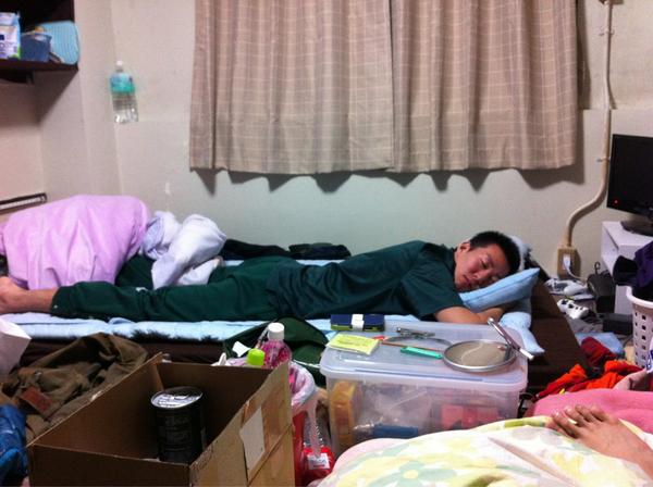 Maccccha's tweet photo. @nayuchan24 布団占領されてんぞっ(^^) http://t.co/m4bqtGii