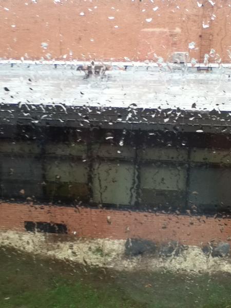 mledrich69_mar's tweet photo. It's snowingggg http://t.co/mIec4nj5